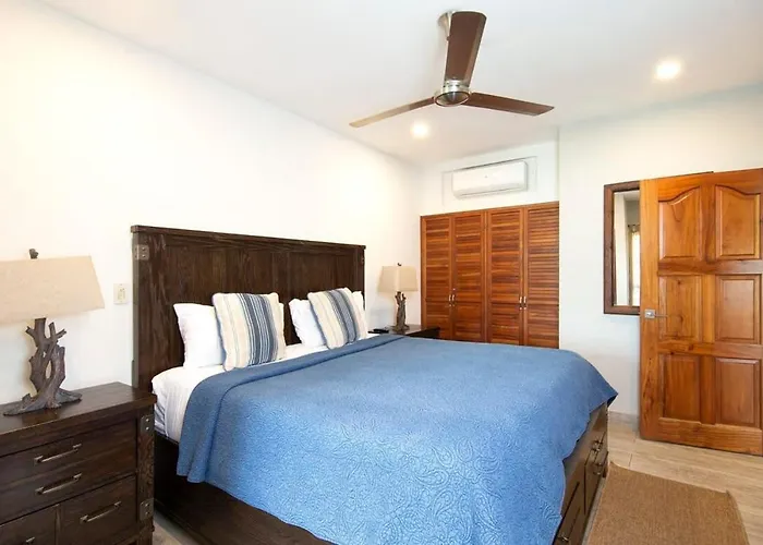 Сasa de vacaciones Newly Remodeled Beachfront Condo, Ground-floor Terrace & Direct Access To