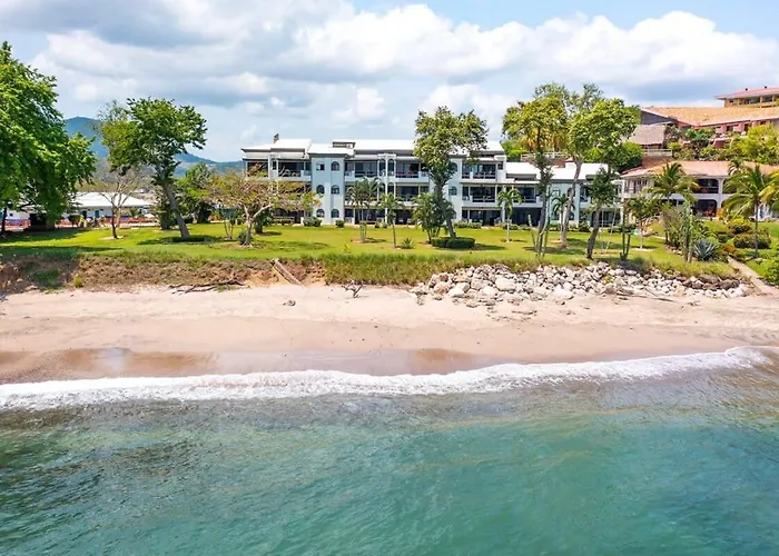 Newly Remodeled Beachfront Condo, Ground-floor Terrace & Direct Access To Сasa de vacaciones