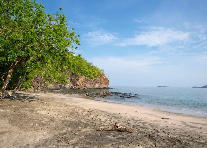 Сasa de vacaciones Newly Remodeled Beachfront Condo, Ground-floor Terrace & Direct Access To