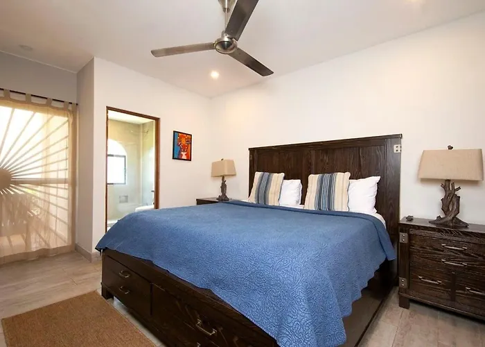 Сasa de vacaciones Newly Remodeled Beachfront Condo, Ground-floor Terrace & Direct Access To