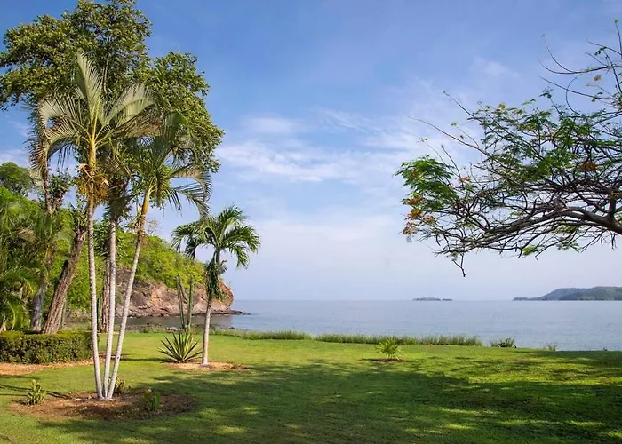 Newly Remodeled Beachfront Condo, Ground-floor Terrace & Direct Access To Сasa de vacaciones *